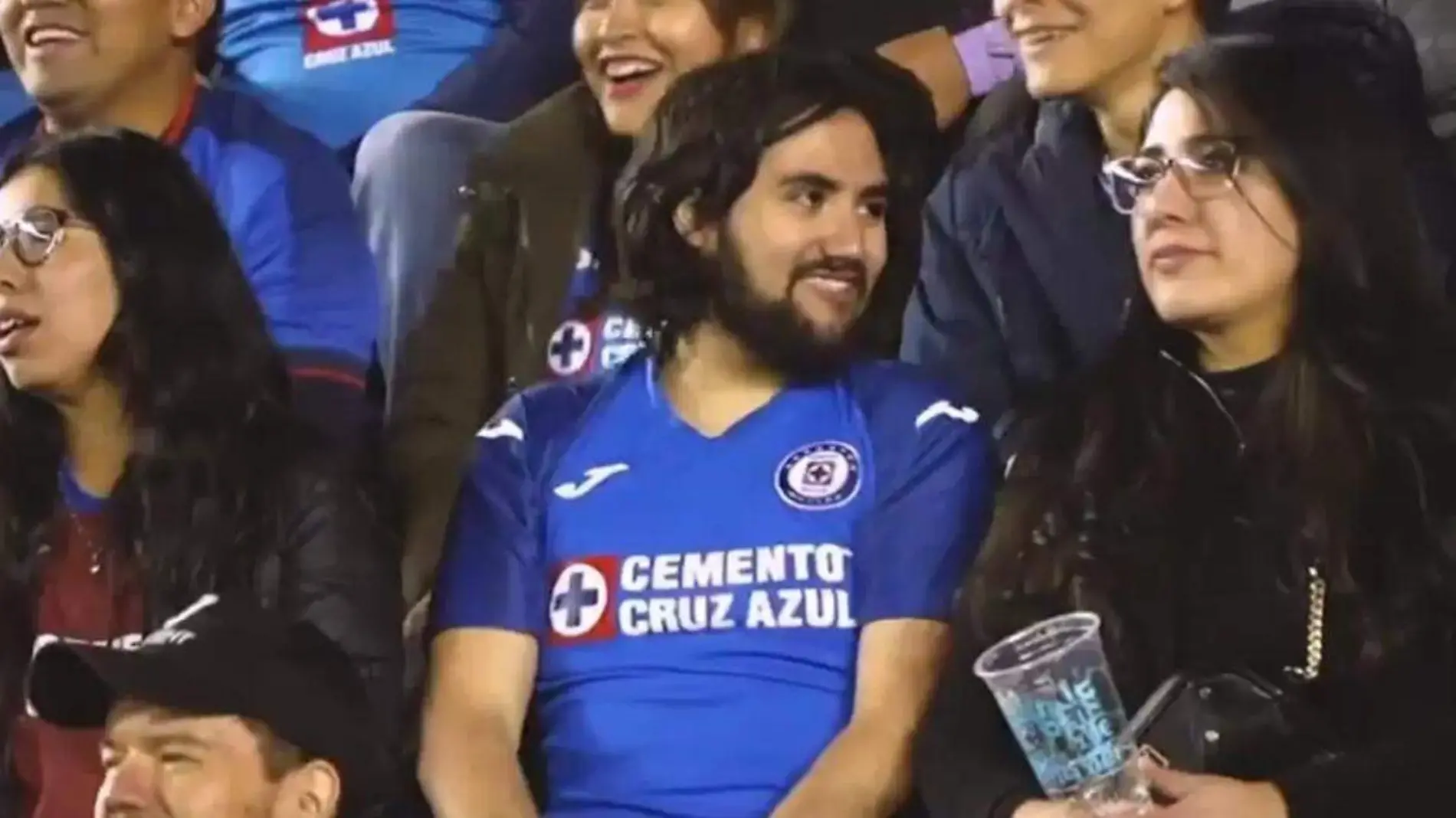 Aficionado de Cruz Azul le es infiel a su novia con amiga en pleno estadio